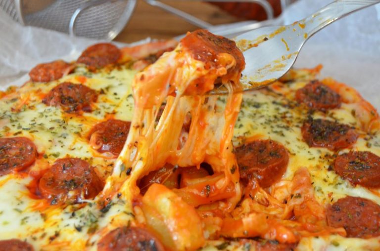 Cómo hacer una original pizza de patatas con chorizo
