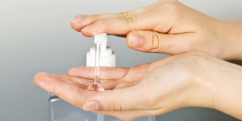 ¿Con que debemos lavarnos las manos?