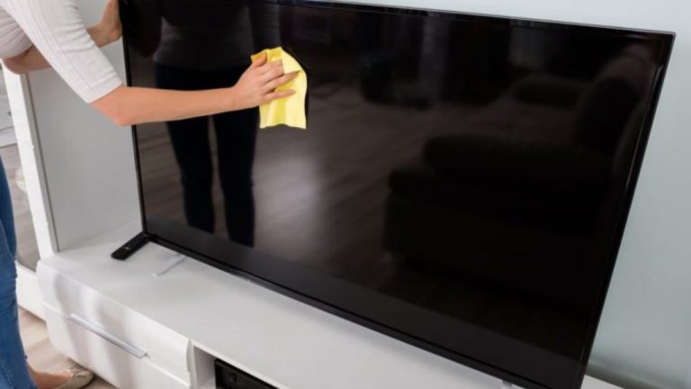 Cómo limpiar la pantalla del televisor para que no queden manchas