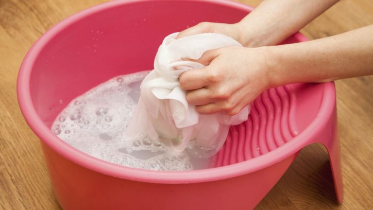 Cómo quitar las manchas de cera de la ropa