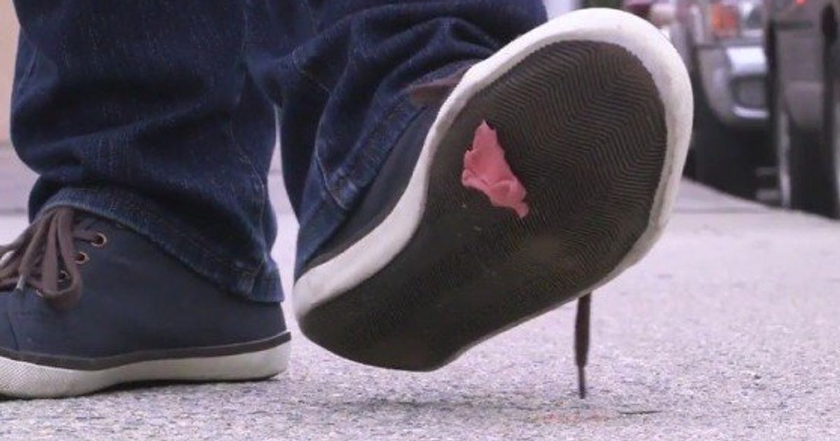 Cómo quitar un chicle de la suela del zapato 