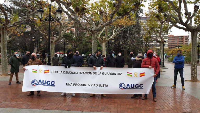 Concentración en Logroño de guardias civiles en contra del reparto de productividad