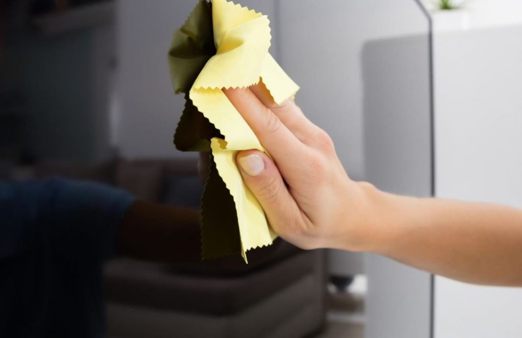 Cómo limpiar la pantalla del televisor para que no queden manchas 4 Consejos para limpiar tu televisión