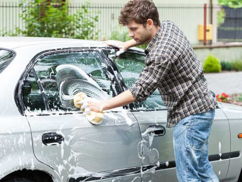 Lavar el carro en la vía publica