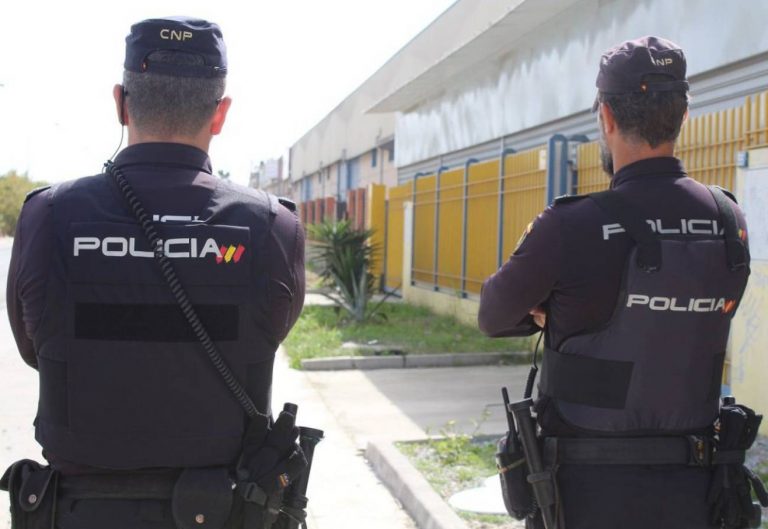 Detenidos en dos hombres buscados por un asesinato en Escocia