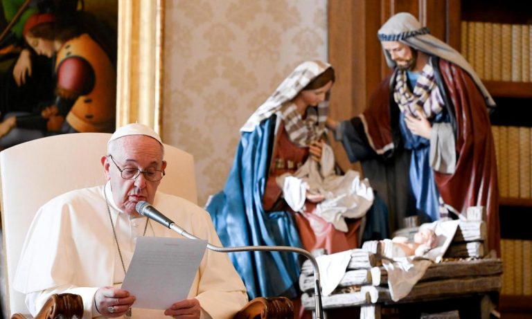 El Papa adelanta dos horas la misa del Gallo y no impartirá la bendición 'Urbi et Orbi'