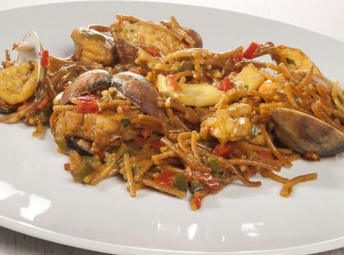 El truco para hacer una fideuá de marisco y pescado que sea un pecado no comerla El truco para hacer una fideuá de marisco y pescado que sea un pecado no comerla