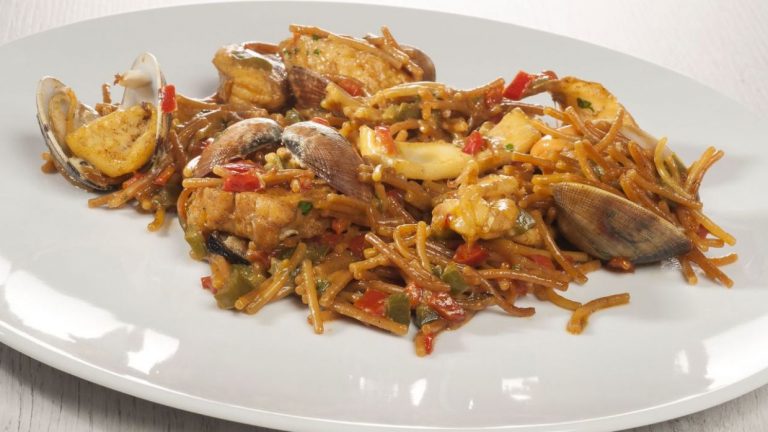 El truco para hacer una fideuá de marisco y pescado que sea un pecado no comerla