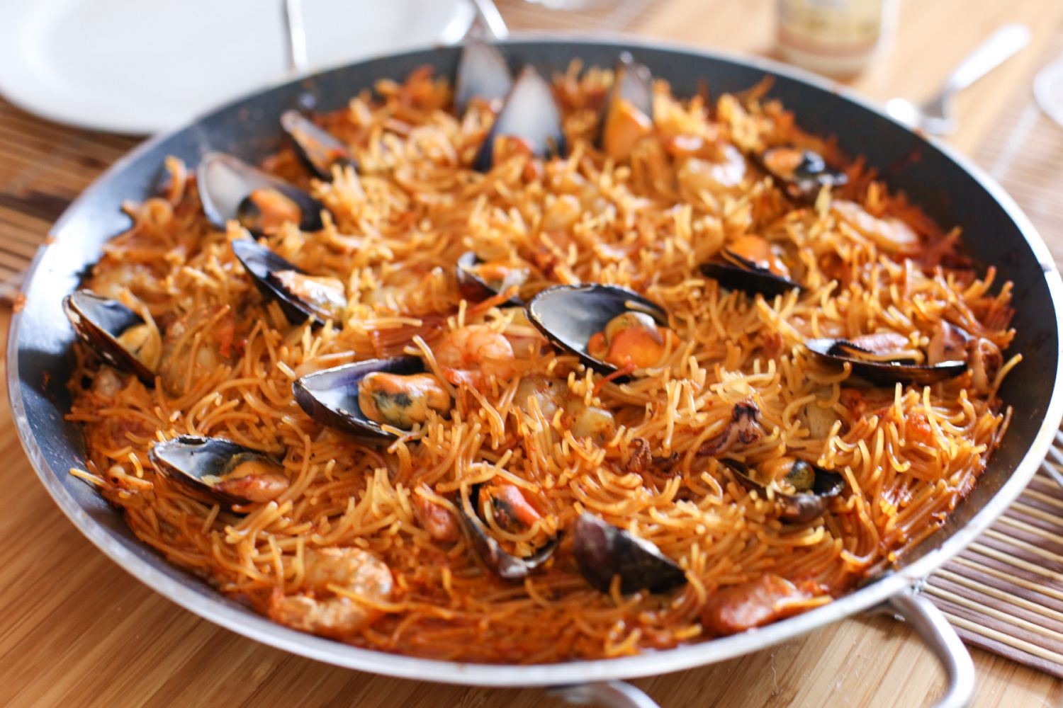 El truco para hacer una fideuá de marisco y pescado que sea un pecado no comerla 1 Fideuá de marisco y pescado