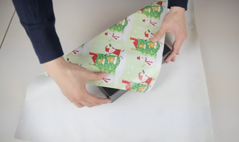 Primer método para envolver regalo de navidad