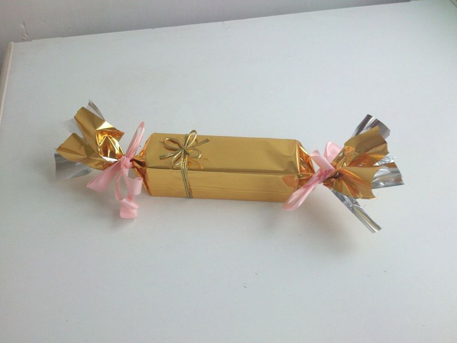 Segundo método para envolver regalo de navidad