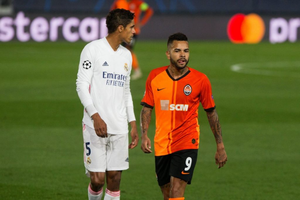 Las 'cagadas' que han hundido a Varane: sus noches para olvidar 1 EoLLKvWXMAAhzud