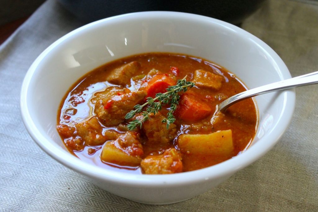 Recetas para aprovechar la fruta que está muy madura en lugar de tirarla 5 Estofado de cerdo con piña-fruta