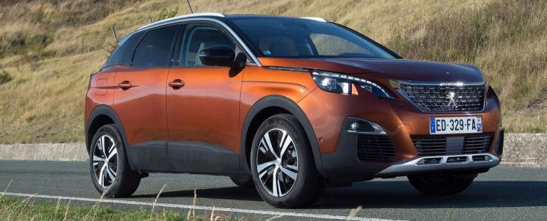 Cómo cambiar una bombilla del coche