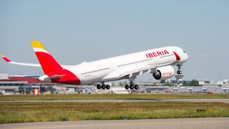 Iberia lanza por Navidad tarjetas regalo con un descuento del 25%