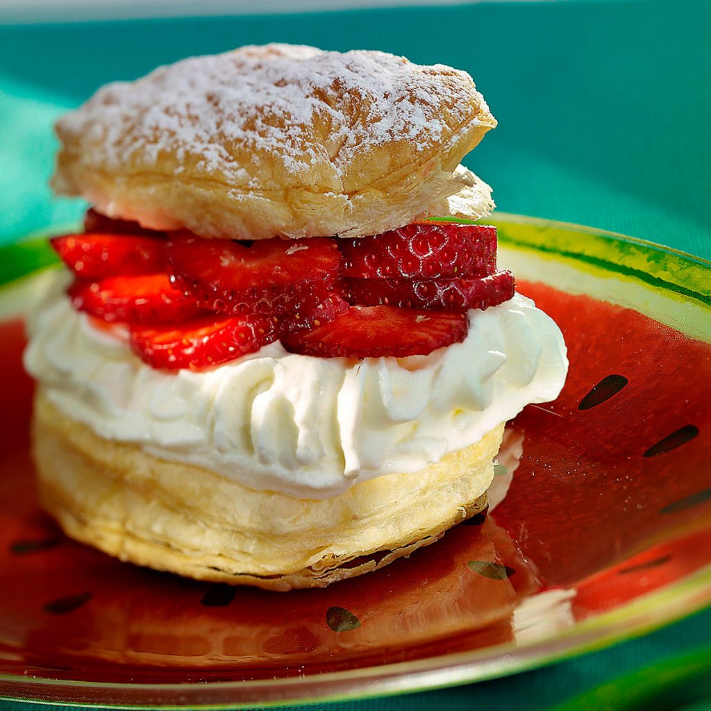 Ideas de menú para Nochevieja que puedes hacer por menos de 10 euros 108 Milhojas con nata y fresas