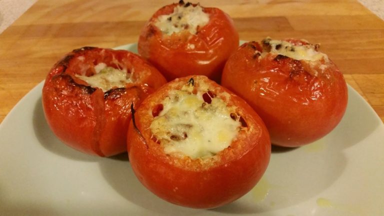 Ideas para hacer tomates rellenos saludables para una cena