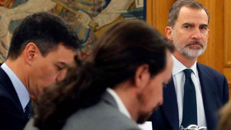 Iglesias dice que regalaría a Felipe VI la serie '30 monedas'