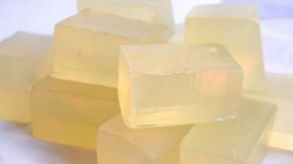 Cómo limpiar una bañera muy sucia 1 Jabón neutro para limpiar la bañera