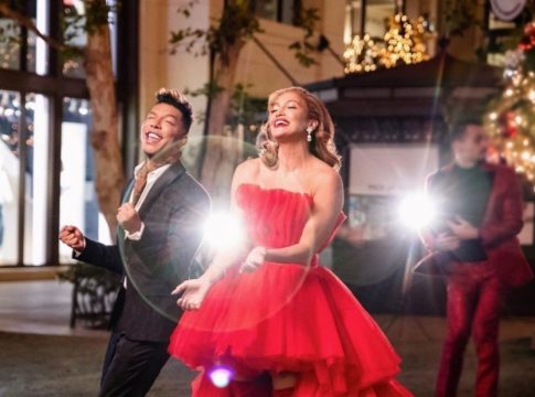 Jennifer Lopez y Stevie Mackey en 'It's The Most Wonderful Time of the Year' (1) Jennifer Lopez Stevie Mackey It's The Most Wonderful Time of the Year