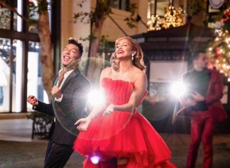 Jennifer López y Stevie Mackey en 'It's The Most Wonderful Time of the Year'