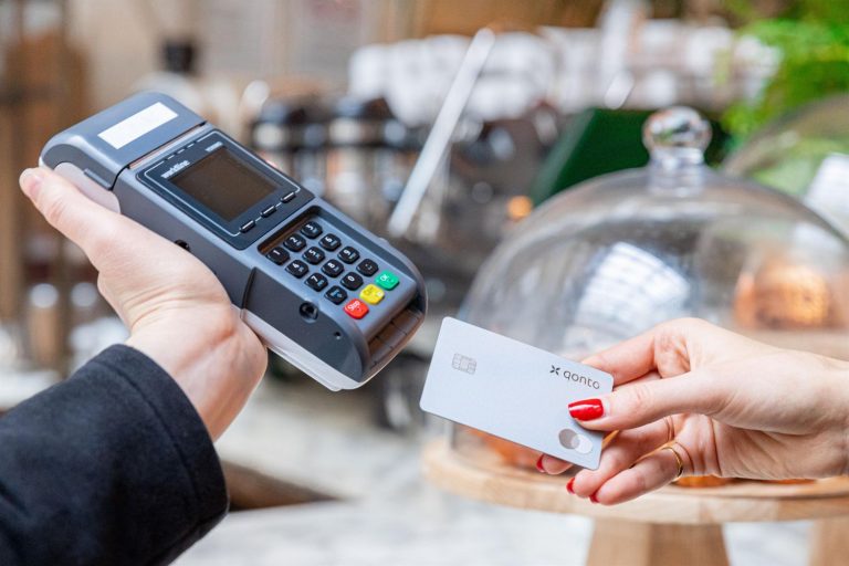 La banca cobra una comisión media de 130 euros anuales a clientes no vinculados