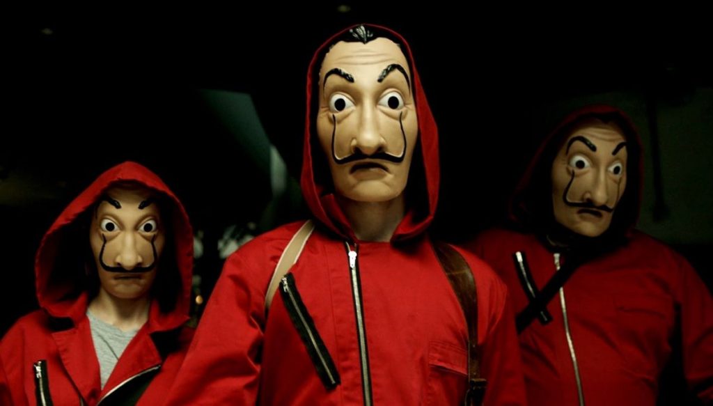 La quinta temporada será la última de la exitosa serie La Casa de Papel. En el mes de agosto y entre fuertes medidas de seguridad se grabó el que es uno de los finales de series más esperado. La controversia que despertó entre sus seguidores la decisión de Netflix de cancelar la serie no ha sido acallada desde entonces. Lo cierto es que parece una política de la compañía de streaming no llevar sus series más allá de la cuarta temporada, en el caso de La casa de papel ha producido las tres últimas. Para ellos es mejor despedirse de las series cuando están en pleno éxito.Cuidado con los spoilers.
El final de la cuarta temporada de La casa de papel dejó muchos hilos sueltos
https://www.youtube.com/watch?v=gGLCzr_4zQk
Cada vez está más cerca el estreno de la quinta y última temporada de la Casa de Papel previsto para abril del 2021. Un estreno que,,como tantas otras cosas, ha retrasado la pandemia del coronavirus que influyó en el rodaje. Parece ser que esta quinta temporada se centrará en solucionar los problemas de algunos personajes.
En el transcurso de la cuarta temporada algunos de los compañeros de la banda arremeten contra El Profesor  (interpretado por Alvaro Morte) por estar escondido. En esta última temporada la historia se centrará en él que deberá quedarse inactivo lo que traerá problemas dentro de la banda. Su actuación será importante para salvarlos a todos.
Frentes abiertos en La Casa de Papel
https://www.youtube.com/watch?v=Grh26PEWqWs
Y es que recordemos que la banda permanecía encerrada con el botón dentro del Banco de España acorralada por la policía y con pocas opciones de salvarse. Por su parte, El Profesor había logrado salvar a Lisboa que volvía junto a sus compañeros. Mientras Nairobi (Alba Flores) moría a manos de Gandía.
Y, en un golpe de suerte, la inspectora Sierra que había dimitido tras el golpe lograba detener al Profesor.
La quinta temporada de La Casa de Papel tendrá 10 capítulos
https://www.youtube.com/watch?v=GZD8pBF9J2E
La última temporada de la serie creada por Alex Pina tendrá 10 capítulos de una hora de duración cada uno. No sabemos si Netflix los emitirá del tirón o los dividirá en tandas de cinco como hizo por ejemplo con la serie La chicas del cable. 
Obviamente esta temporada seguirá la línea de las anteriores con muchas dosis de acción, tramas de infarto y un ritmo fuerte. El propio Alex Pina lo contaba así en una entrevista: "No les van a poner las cosas fáciles al Profesor y a sus compañeros de atracos. La guerra entre policías y asaltantes alcanza sus cotas más extremas y salvajes, aunque al mismo tiempo será la temporada más épica y emocionante. La adrenalina está en el ADN de ‘La casa de papel’.
Una quinta temporada épica
https://www.youtube.com/watch?v=R3omOf6UiNM
Y es que en La Casa de Papel ningún personaje parece resultar imprescindible. Nairobi, Moscú, Oslo y Berlín murieron en alguna de las situaciones arriesgadas en las que se vieron implicados. Y es que lo miremos como lo miremos parece que la banda tiene pocas opciones de salir bien parada.
El reparto se tuvo que trasladar a Dinamarca, concretamente a la ciudad de Copenhague para el rodaje de la última temporada. Allí fans y paparazzis han tratado de conseguir algunas imágenes que nos permitan desvelar algunos de los misterios que aún faltan por resolverse. según Alex Pina esta será la temporada más épica de todas, de hecho dice que ha pasado todo un año pensando cómo poner a la banda contra las cuerdas.
El reparto de la quinta temporada de La Casa de papel
https://www.youtube.com/watch?v=1p6Nv_z7iMs
Álvaro Morte, Úrsula Corberó, Miguel Herrán, Jaime Lorente, Rodrigo de la Serna, Itziar Ituño, Esther Acebo, Luka Peros, Hovik Keuchkerian y Belén Cuesta son los actores que continuaremos viendo en esta quinta temporada de La Casa de Papel. Belén Cuesta incorporada en la tercera temporada con el nombre de Manila será uno de los personajes que adquieran más protagonismo en la última temporada. 
También seguiremos viendo a Najwa Nimri, Enrique Arce y Fernando Cayo. Y Pedro Alonso que interpreta a  Berlín aunque fallecido, seguirá teniendo apariciones en forma de flashbacks del pasado. Pero además se incorporan dos fichajes, la propia Netflix era la encargada de anunciarlo Miguel Ángel Silvestre y Patrick Criado, eso sí no sabemos cuál será su función en la trama.
La trama de la quinta temporada de la Casa de Papel
https://www.youtube.com/watch?v=KleN7aHdv70
En una entrevista concedida al medio Entertainment Weekly, el propio Alex Pina resumía el tema de la quinta temporada así: "La banda será empujada a situaciones irreversibles, una guerra salvaje: es la parte más épica de todas las que hemos grabado”.
Hoy mismo hemos sabido que en la serie están buscando voluntarios entre los soldados del cuartel de la Brigada Paracaidista (BRIPAC) en la Base Príncipe de Paracuellos del Jarama (Madrid) para que participen como figurantes en el rodaje.
La Casa de Papel adaptada al coreano
https://www.youtube.com/watch?v=KleN7aHdv70
El éxito de La Casa de Papel es tal que quieren verla en cualquier lugar del mundo. Por eso Netflix ha permitido que se lleve a cabo una adaptación de la serie para Corea del Sur. Un remake que contará con la presencia de Alex Pina como encargado de lograr que no se pierda la esencia original de la serie.
“La popularidad internacional de la serie española es una prueba de que las obras significativas basadas en diferentes culturas e idiomas pueden ser ampliamente distribuidas por Netflix y amadas por el público” dicen desde la propia Netflix.
Un final inesperado
https://www.youtube.com/watch?v=spCdFMnQ1Fk
En definitiva, son muchos los interrogantes que plantea aún la quinta temporada de La casa de Papel. Pero también lo son las promesas de emociones y acción fuerte que trae consigo. Uno de los finales que se anticipan en las redes es el del sacrificio final de El profesor para salvar a su equipo. Pero como los seguidores de la serie saben los giros de guión y las sorpresas son una de las características que han hecho que millones de personas en todo el mundo se conviertan en seguidores de esta serie española. Así que aún tenemos que esperar unos meses para conocer el final.  