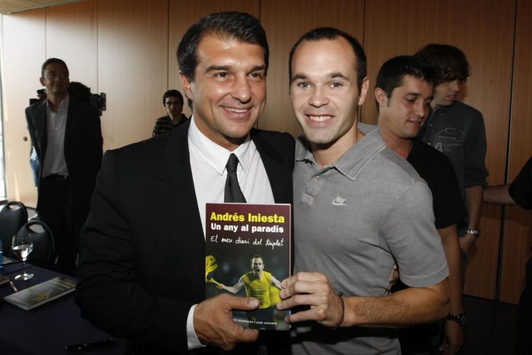 Iniesta, ¿de vuelta al Barcelona de la mano de Laporta?