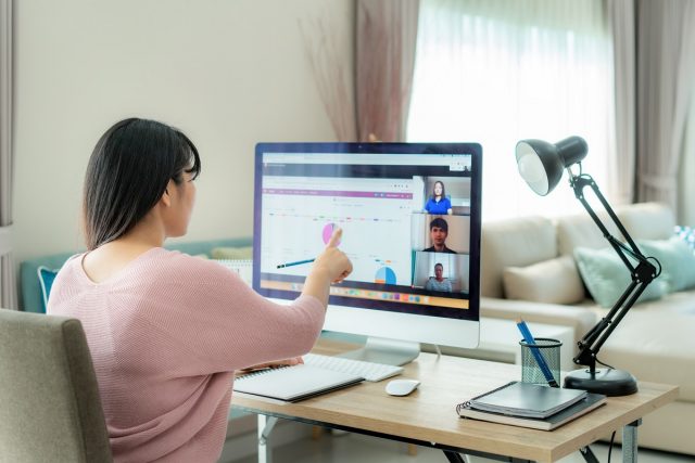 Teletrabajo para cuidar de hijos o dependientes: la conciliación que casi nadie usa y cómo pedirla