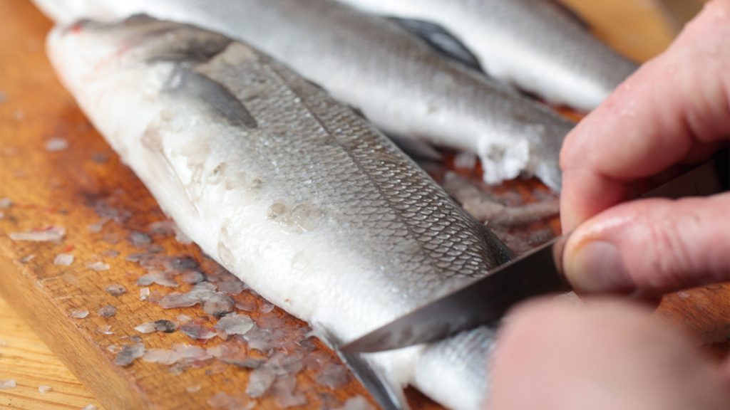 La receta del besugo a la donostiarra que hará que todos te quieran besar 2 Limpiar el besugo