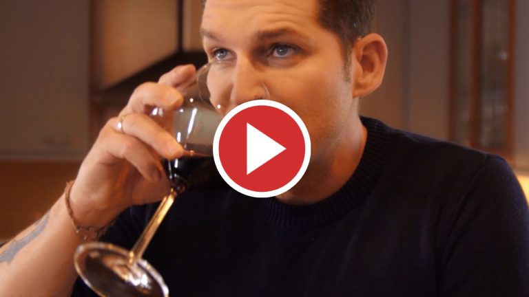 Manu Tenorio estrena su nuevo videoclip 'Alegría, alegría' con unos elfos muy especiales