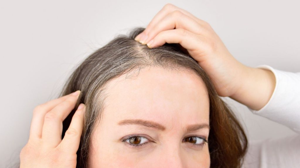 Cómo tratar el envejecimiento del pelo 2 Métodos contra el envejecimiento del pelo