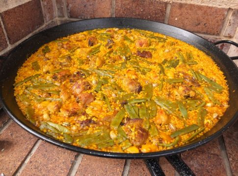 Paella: la cantidad exacta de caldo y arroz para que salga de escándalo Puedes dejar algo de caldo aparte por si acaso.