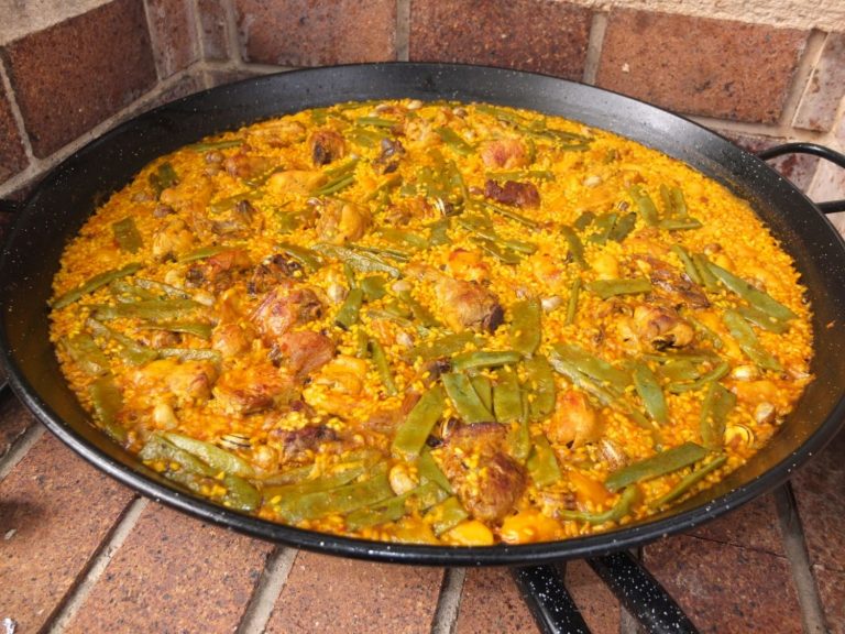 Paella: la cantidad exacta de caldo y arroz para que salga de escándalo