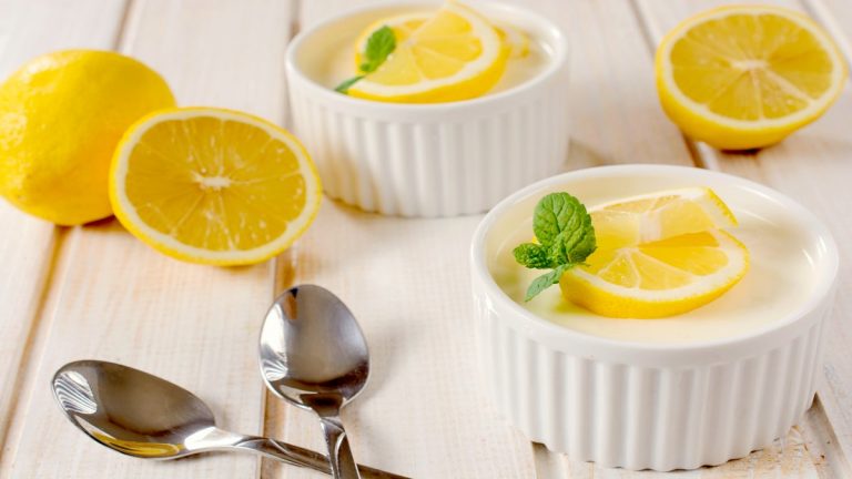 Cómo hacer una panna cotta de limón impresionantes