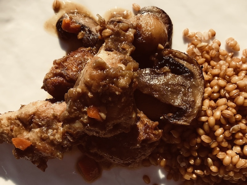 Pollo con castañas y setas