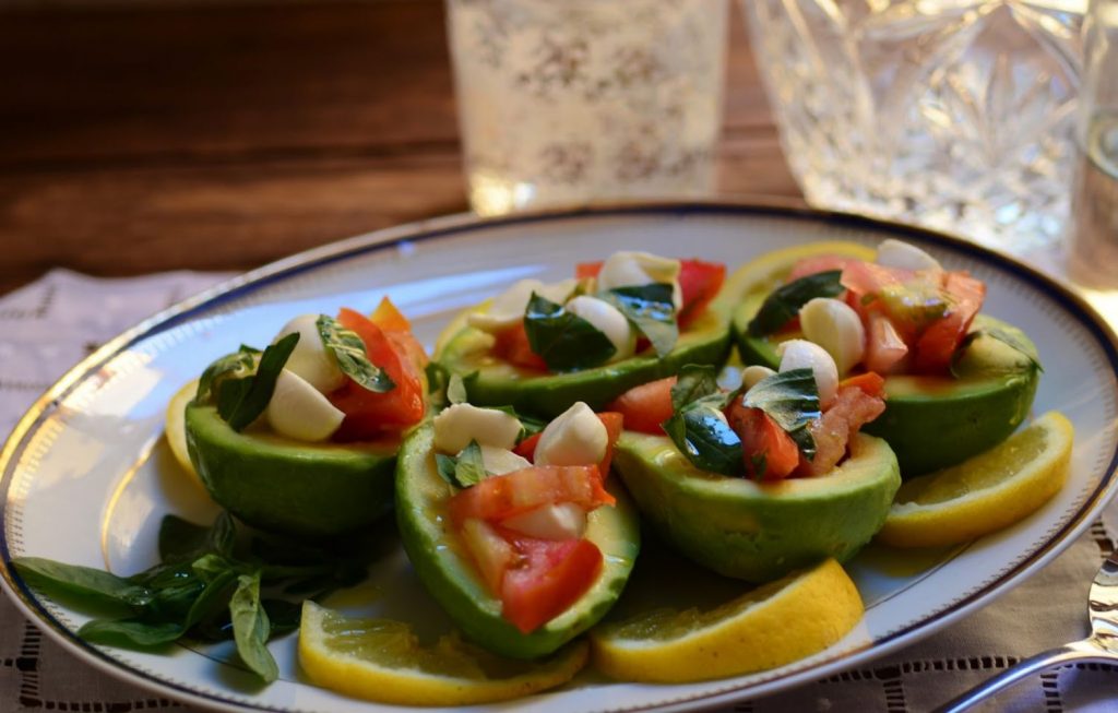 Una fresca ensalada de aguacate relleno con palmitos y piñones