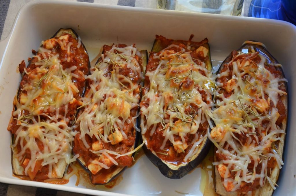 Berenjenas rellenas de queso feta y coulis de tomate