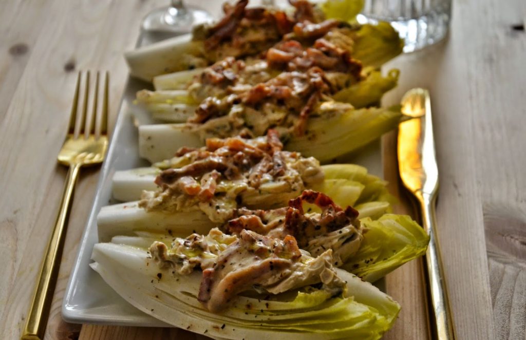 Hojaldre de endibias, queso feta y frutos secos