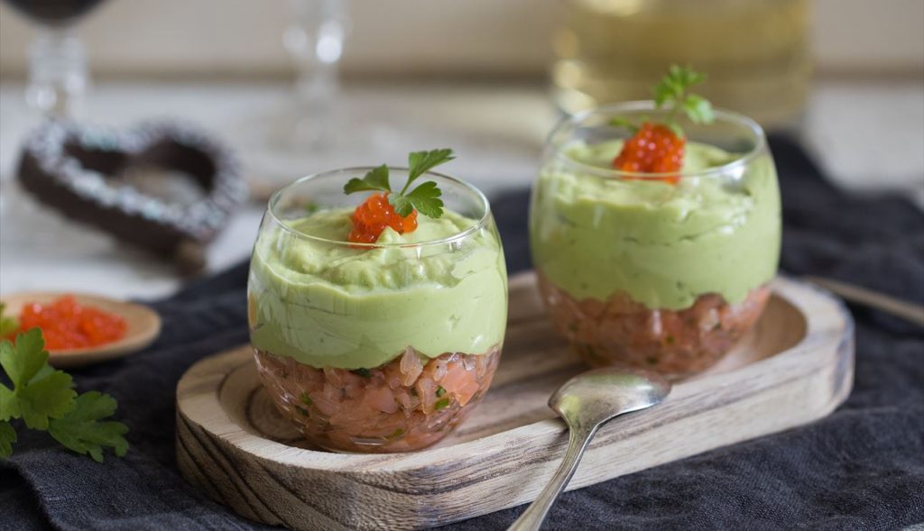 Vasos de crema de aguacate y salmón