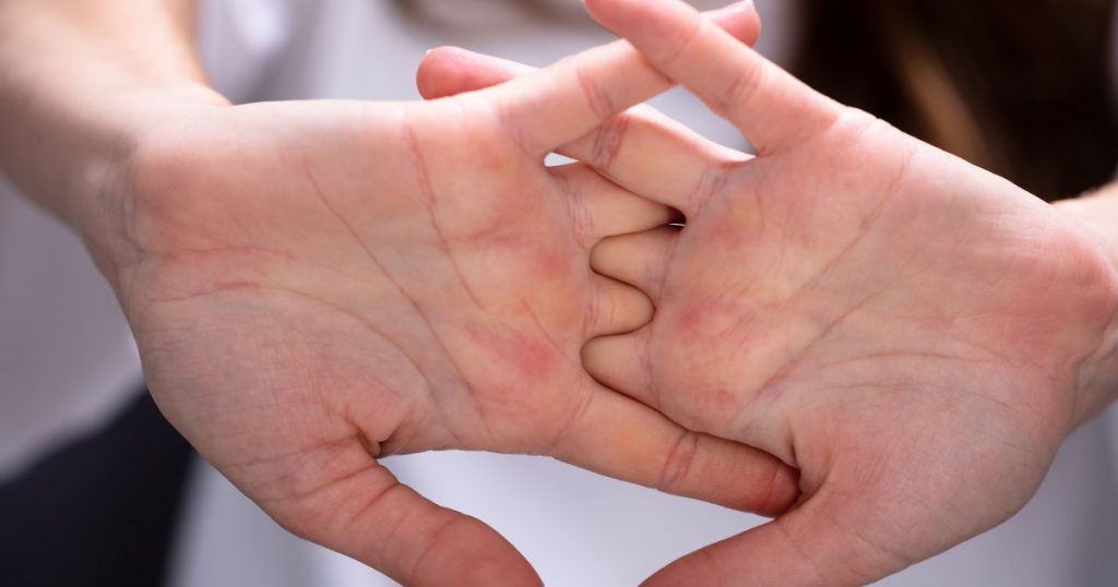 Por qué es malo tronar los dedos