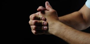 Por qué no deberías tronar los dedos