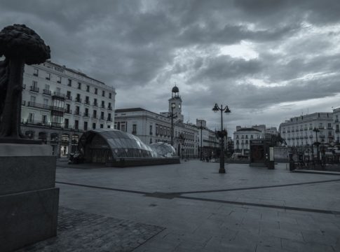 Renaceres las imágenes y poemas narrados por Esther Expósito e Imanol Arias sobre el confinamiento confinamiento