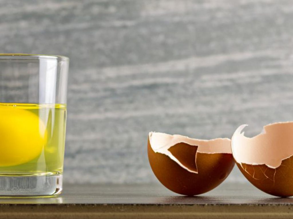 Huevo y agua que revelan el futuro