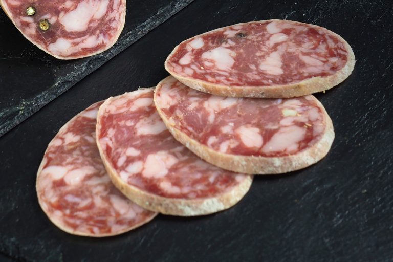 Alerta alimentaria por salchichón con salmonella: las comunidades afectadas y cómo evitarlo
