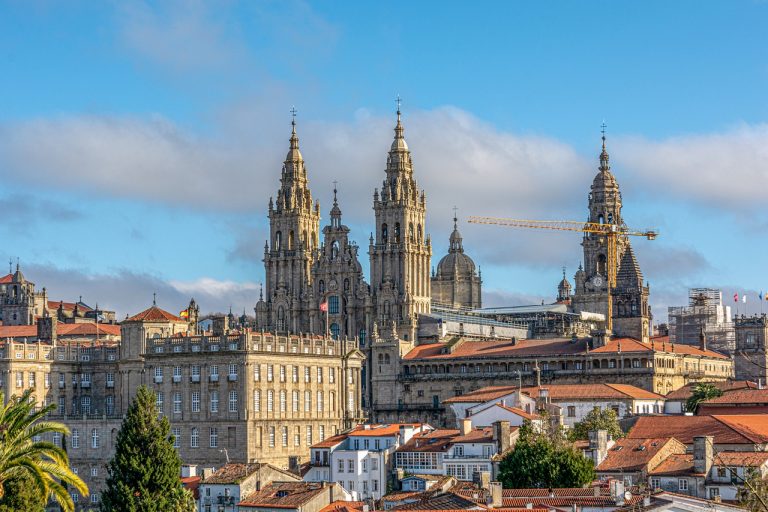 Santiago de Compostela se cierra tras casi duplicar los casos activos en una semana