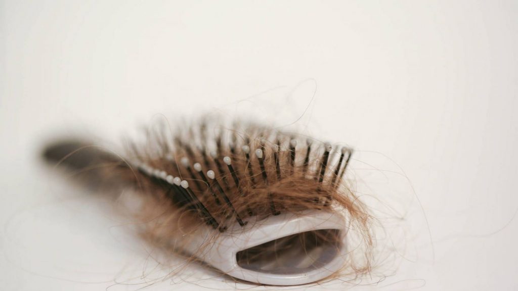 Tira los pelos a la papelera