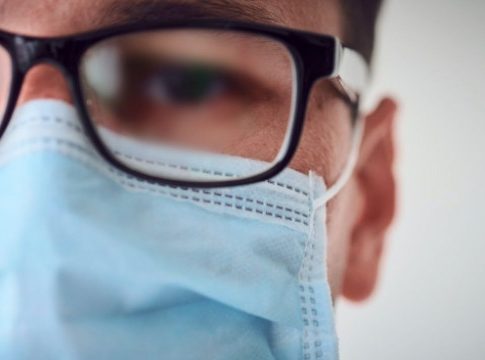 Trucos para que las gafas no se te empañen con la mascarilla Trucos para que las gafas no se te empañen con la mascarilla