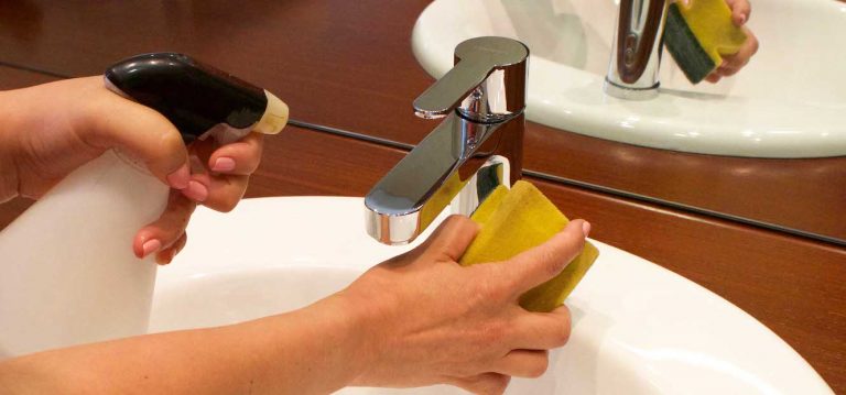 Trucos para quitar la cal de los grifos del baño