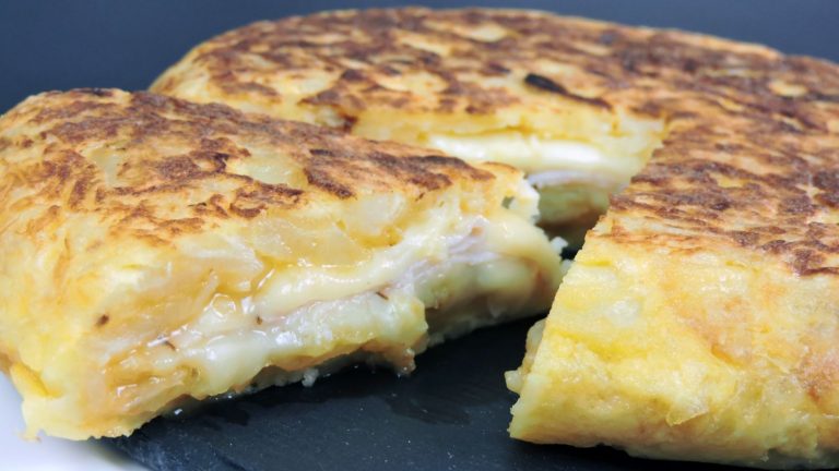 Una delicatessen: así se hace la tortilla de patatas con jamón york y queso